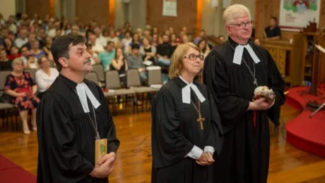 La primera Pastora Presidenta de la IECLB Sílvia Beatrice Genz, junto a los Vicepresidentes Pastores Odair Airton Braun y Mauro Batista de Souza. Foto: Portal Luteranos.