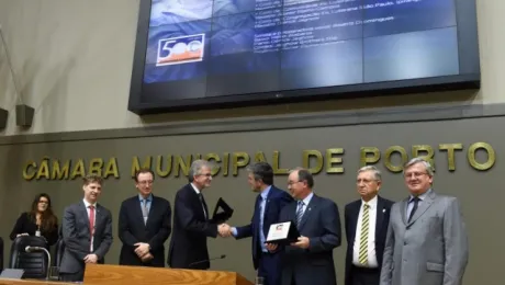 Pastor Presidente de la IECLB Dr. Nestor Friedrich, recibe el saludo durante la sesión especial en la Cámara de Representantes. Foto: Câmara Municipal de Porto Alegre.