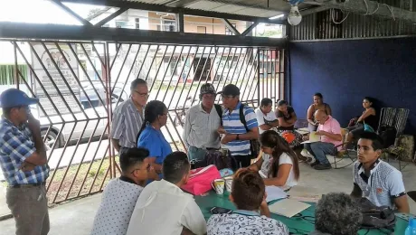 Reunión de personas migrantes en Sarapiquí siendo orientadas para la obtención de residencia y ciudadanía. Foto: ILCO