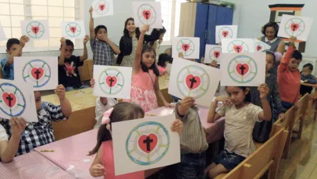 Los niños y las niñas exhiben la Rosa de Lutero durante el Día de la Niñez que compartieron con entusiasmo. Foto: Adriana Castaneda