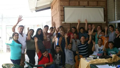 Los jóvenes se encuentran en un proceso de formación para la utilización de los medios de comunicación que están al alcance de la Iglesia y que sean útiles para la Msión. En la fotografía jóvenes de la Microrregión, Occidente Centro. Foto: ils.org.sv