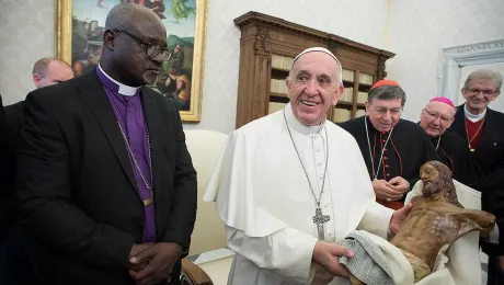 Delegación de la FLM ofrece la réplica del Cristo de Bojayá al Papa Franciso. Foto: L’Ossevatore Romano