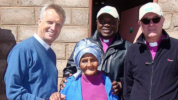 Pfr. Martin Junge (li.), Leitender Bischof Dr. Alex Malasusa (Mi hinten) und Bischof Dr. Frank July (re.) zu Besuch bei einem Gemeindemitglied in Südnamibia. Foto: LWB/Klaus Rieth