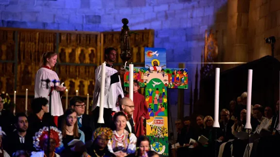 The Salvadoran cross, commissioned by artist Christian Chavarria Ayala for the joint commemoration, was carried in the procession at the beginning of the service. The cross depicts the triune GodÂ´s creative, reconciling and sanctifying work. Photo: LWF/M. Renaux 