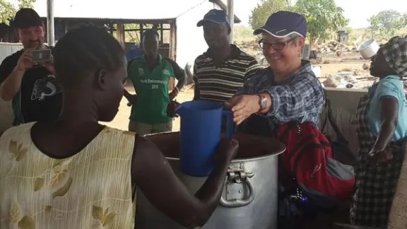 Die Flüchtlingsarbeit ist Teil des Engagements der ELKIK als Kirche, die „zu den Mitmenschen gesandt“ ist. Im Bild: Nationalbischöfin Susan C. Johnson besucht Flüchtlinge in Adjumani (Norduganda). Foto: LWB-Uganda