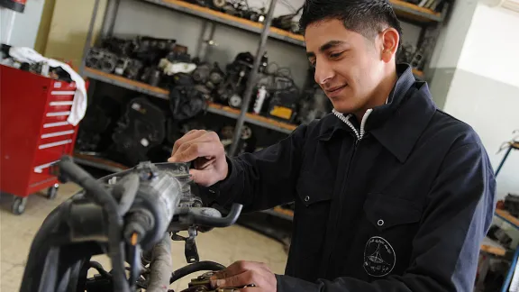 Ahmad macht im LWB-Berufsbildungszentrum in Ramallah eine Ausbildung zum Automechaniker. Der LWB bietet jungen PalästinenserInnen seit 1949 Möglichkeiten, einen Beruf zu erlernen. Foto: LWB-Jerusalem/K. Brown