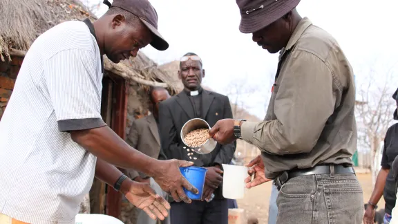 Rev. SalomÃ£o Tchoya oversees the food distribution in Oxavikwa village, southern Angola. Photo: FELM/Laura MerilÃ¤inen-Amaumo