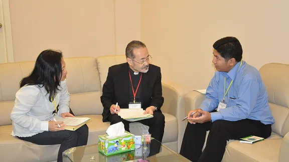 Dr. Lin Yew Chin (Singapur, li.), Pfr. Dr. Eto Naozumi (Japan, Mi.) und Pfr. Martin Lalthangiana (Myanmar, re.) während eines Gruppengesprächs bei der LWB-Konferenz zur lutherischen Identität in Asien. © LWB/W. Chang