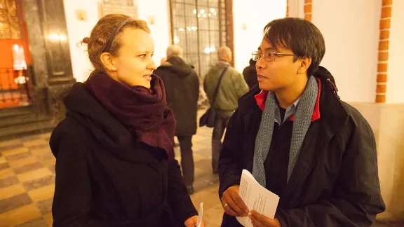 Caroline Richter, die Leiterin der LWB-Delegation, mit Yeb Saño beim Sonntagsgottesdienst. Foto: LWB/Sean Hawkey