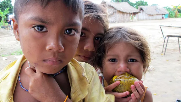 Kinder aus der indigenen Ansiedlung La Esperanza im kolumbianischen Departamento Arauca. Der LWB unterstützt Gemeinwesen wie dieses, dessen Bevölkerung in der Folge des im Land seit Jahrzehnten andauernden, bewaffneten Konflikts aus ihren angestammten Heimatorten vertrieben wurde. © LWB/AWD-Kolumbien/M. Sjögren