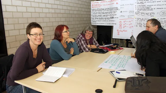 Teilnehmende diskutieren neue Ansätze. Trotz vielfältiger Kontexte in Europa sind die in der Diakonie Tätigen mit ähnlichen Herausforderungen konfrontiert. Foto: Szilard Szabo