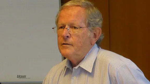 Harmut Diehl spricht bei einem Treffen mit den MitarbeiterInnen des LWB im Büro der Kirchengemeinschaft in Genf. Foto: LWB/P. Mumia