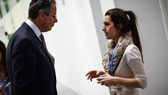 LWB-Delegationsmitglied Raquel Kleber (aus Brasilien) spricht mit Botschafter André Corrêa do Lago, dem Leiter der brasilianischen Delegation auf dem COP18-Klimagipfel in Doha. © LWB/Sidney Traynham