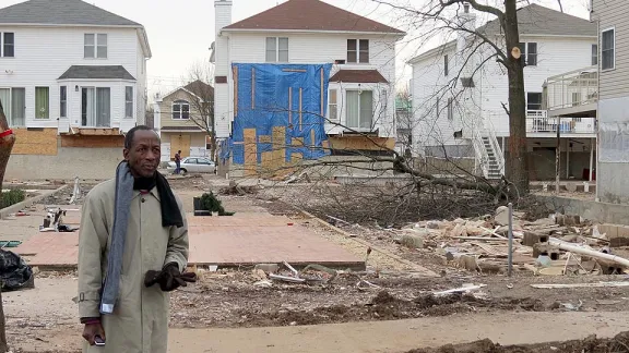 Elisa Buberwa, Bischof der nordwestlichen ELKT-Diözese, macht sich ein Bild von den Zerstörungen, die der Sturm in Staten Island, New York, angerichtet hat. © ELKA