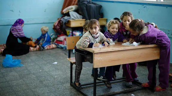 Vertriebene palästinensische Kinder spielen in einem Klassenzimmer einer von der UNO betriebene Schule im Gazastreifen. © Suhaib Salem/Reuters, mit Genehmigung von Trust.org - AlertNet