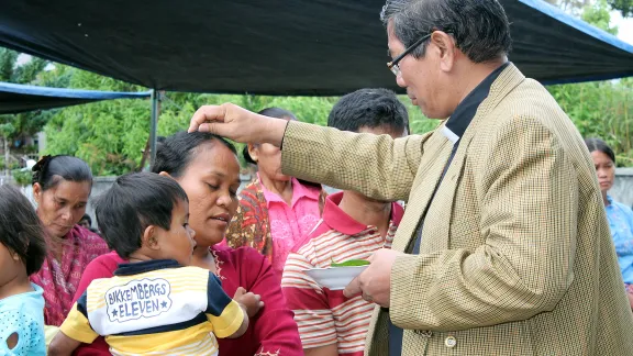 HKI Bishop Langsung M. Sitorus meets with Pandumaan villagers in North Sumatra. Photo: HKPB/Fernando Sihotang