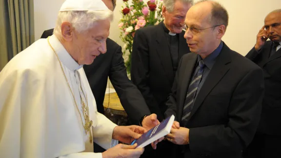 Der Direktor des Strassburger Instituts für Ökumenische Forschung, Prof. Theodor Dieter (rechts), überreicht Papst Benedikt XVI eine Ausgabe von „Biblische Grundlagen der Rechtfertigungslehre“. © Osservatore Romano