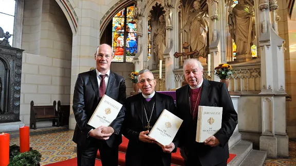 An der Präsentation der neuen Schmuckausgabe der Bibel in Wittenberg am 3. Dezember nahmen unter anderem Dr. Thies Gundlach (EKD, li.), LWB-Präsident Bischof Dr. Munib A. Younan (Mi.) und Jobst Schöne, Bischof emeritus der Selbständigen Evangelisch-Lutherischen Kirche (SELK, re.) teil. © BILD/Daniel Biskup