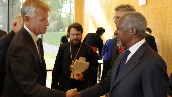 Kofi Annan greets Martin Junge at the WCC consultation Â© Peter Williams/WCC