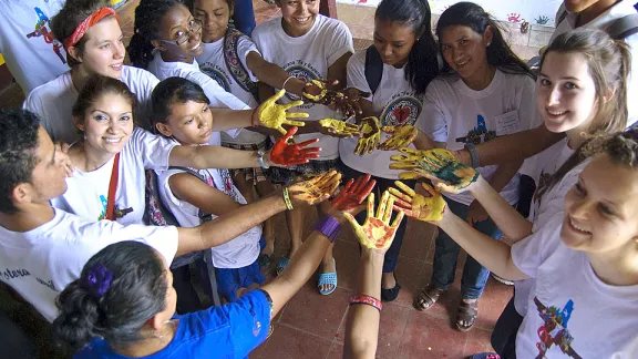 Beim Besuch eines ökologischen Projekts werden Jugenddelegierte aus der Region Lateinamerika und die Karibik gemeinsam mit nicaraguanischen jungen Leuten auch künstlerisch als AnwältInnen der Umwelt aktiv. © LWB/Chelsea Macek