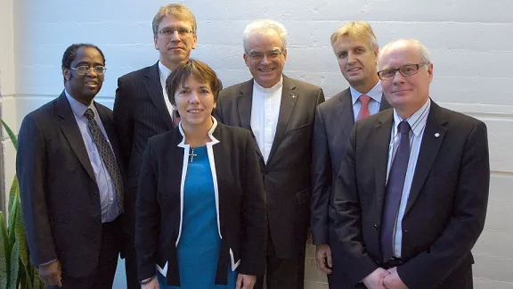 Die EKD-Delegation zu Besuch im Ökumenischen Zentrum in Genf (v. li. n. re.): Pfr. Dr. Setri Nyomi (WRK); Pfr. Dr. Olav FykseTveit (ÖRK); Pfarrerin Dr. Margot Kässmann (Botschafterin des Rates der EKD für das Reformationsjubiläum 2017); Bischof Martin Schindehütte (EKD); Pfr. Martin Junge (LWB) und Oberkirchenrat Norbert Denecke (DNK/LWB). © LWB/H. Martinussen