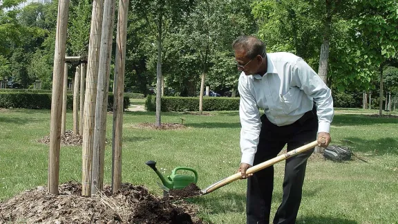 ELKG-Geschäftsführer Samuel Jerry Goolsarran pflanzte am 10. Juni einen Baum im Luthergarten in Wittenberg (Deutschland). Foto: LWB-Zentrum Wittenberg/Annette Glaubig