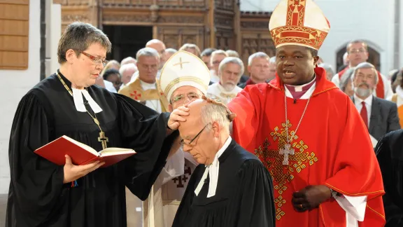 Amtseinführung von Gerhard Ulrich (Mi.) als Landesbischofs der Nordkirche. Foto: Wolfgang Pittkowski