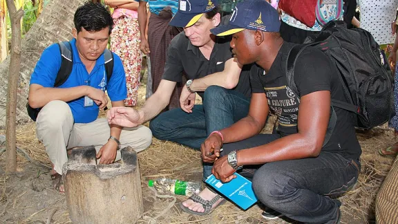 In dem Dorf Ah Si Ka Lay (Südmyanmar) begutachten Mitglieder des LWB-Weltdienstausschusses und ein lokaler Mitarbeiter einen aus einheimischen Materialien gefertigten, brennstoffsparenden Herd. © LWB-Myanmar/Wyne Sandy Myint