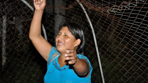 Saturnina Flores, fussballbegeisterte Mutter von zwei Kinder hat in der Lutherische Kirchengemeinde Glaube und Hoffnung in Santa Cruz, Bolivien, Arbeit und Unterstützung gefunden. © LWB/Edwin Mendivelso