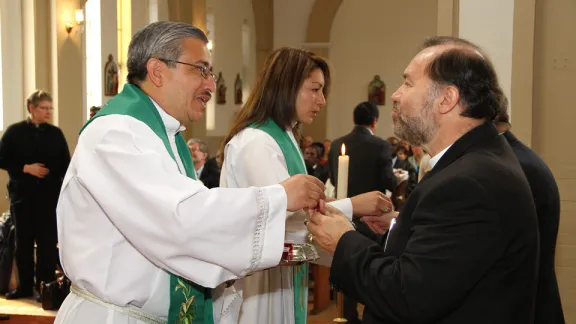 (l/r) Bishop Eduardo MartÃ­nez and Rev. Rocio Morales, both Evangelical Lutheran Church of Colombia, distribute the elements at the Council 2012 opening eucharistic service. Â© LWF/Milton Blanco