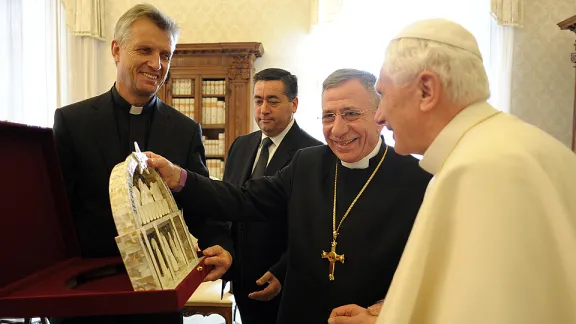 LWB-Generalsekretär Pfr. Martin Junge (li.) und LWB-Präsident Bischof Dr. Munib A. Younan (Mi.) überreichen Papst Benedikt XVI im Dezember 2010 ein Geschenk aus Bethlehem, das das letzte Abendmahl zeigt. © Servizio Fotografico "L'Osservatore Romano"