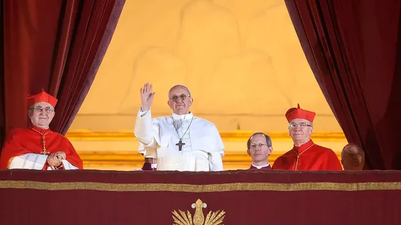 Der argentinische Kardinal Jorge Mario Bergoglio wurde zum römisch-katholischen Papst gewählt. © Mazur/catholicnews.org.uk; Creative Commons-Lizenz „Nicht-kommerziell – Weitergabe unter gleichen Bedingungen“ (CC-NC-SA), <a href="http://www.flickr.com/photos/catholicism/8555990888/">via Flickr</a>