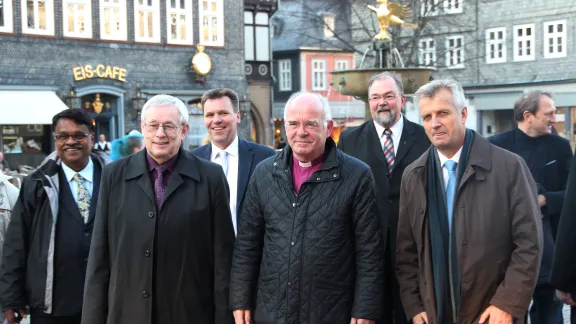 LWB-Generalsekretär Martin Junge (rechts) mit dem Braunschweiger Landesbischof Prof. Dr. Friedrich Weber (Mitte), Jan Waclawek (links), Bischof der Schlesischen Evangelischen Kirche Augsburgischen Bekenntnisses in der Tschechischen Republik, und weiteren Gästen während des Gangs durch die Stadt Goslar (Deutschland). Das Zusammentreffen fand am 13. und 14.3.2014 unter dem Titel „Weltbürgin Reformation“ in Goslar statt. Foto: DNK/LWB/F. Hübner