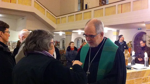 Abendmahl beim Eröffnungsgottesdienst in der lutherischen St.-Pauls-Kirche, Odessa. Mitte: DELKU-Bischof Uland Spahlinger. © LWF/Anli Serfontein