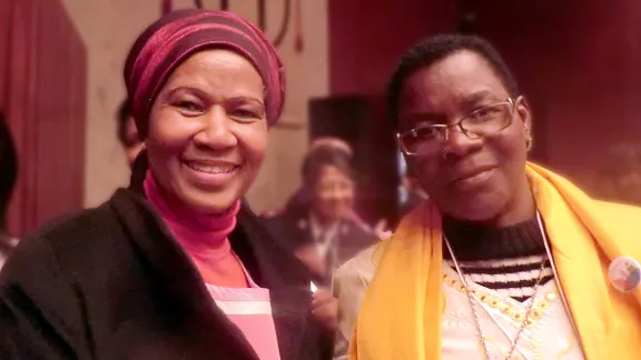 Phumzile Mlambo-Ngcuka, Exekutivdirektorin von UN-Frauen, (li.) und Pfarrerin Elitha Moyo, Koordinatorin des Gendergerechtigkeitsprojekts der ELKS, (re.). Foto: Christine Mangale