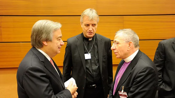 Der Hohe Flüchtlingskommissar der Vereinten Nationen (UNHCR) António Guterres (li.), LWB-Generalsekretär Pfr. Martin Junge (Mi.) und LWB-Präsident Bischof Dr. Munib A. Younan (re.) anlässlich des Dialogs zu Glauben und Flüchtlingsschutz. © LWB/Peter Williams