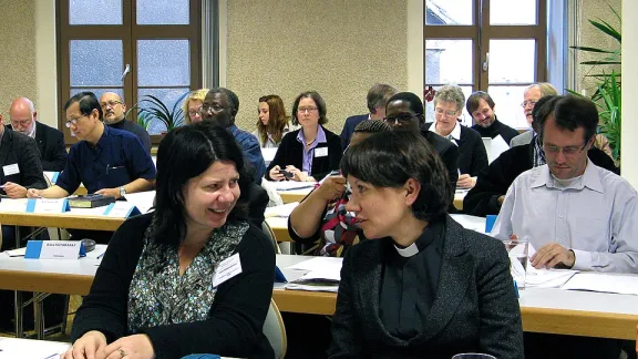 (Von links) Pfarrerin Dr. Elena Bondarenko (Russische Föderation) und Pfarrerin Anne Burghardt (Estland) nahmen an der Konsultation über lutherische theologische Ausbildung in Wittenberg teil. © LWB/Anli Serfontein