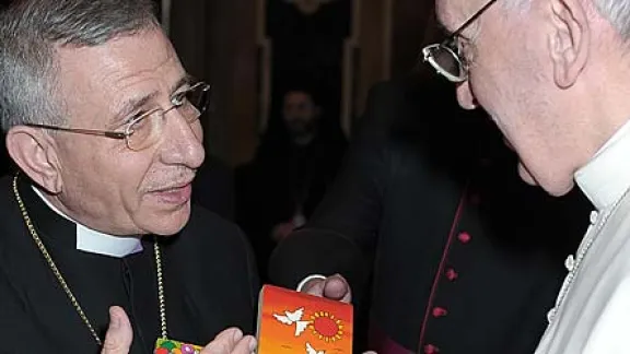 LWF President Bishop Dr Munib A. Younan presents Pope Francis with a Salvadoran cross. Â© Servizio Fotografico 