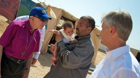 LWB-Präsident Bischof Dr. Munib A. Younan (li.) und LWB-Generalsekretär Pfr. Martin Junge (re.) treffen Nabeel, eines der Kinder, die 52 Prozent der in Za’atri lebenden Menschen ausmachen, Ende September während eines Besuchs im Flüchtlingslager. © LWB/Thomas Ekelund