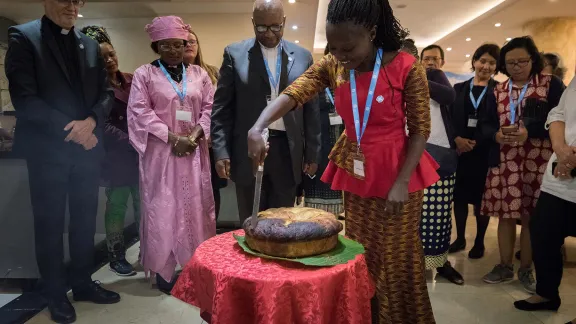 Während der Konsultation „Wir glauben an den Heiligen Geist: Globale Perspektiven auf lutherische Identitäten“ teilten die Teilnehmenden einen großen Laib traditionelles äthiopisches Brot, das in Bananenblättern gebacken wurde. Bild: LWB/Albin Hillert