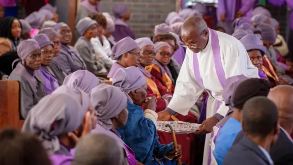 Vor der COVID-19-Pandemie stattete der LWB-Generalsekretär Simbabwe einen Solidaritätsbesuch ab. Auf diesem Foto verteilt ein Pfarrer während des Gottesdienstes in der Gemeinde Njube Center der Evangelisch-Lutherischen Kirche in Simbabwe das Abendmahl. Foto: LWB/A. Danielsson