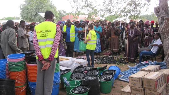 Hygiene kit distribution in Oxavikwa, Angola