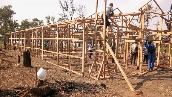 Baustelle des neuen Gesundheitszentrums für etwa 14.000 Flüchtlinge aus der Demokratischen Republik Kongo und für die umliegenden Gastgebergemeinschaften. Foto: LWB Angola