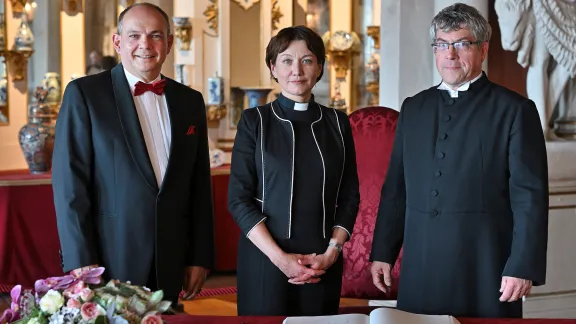 (v.l.) Der Oberbürgermeister von Gotha, Knut Kreuch, LWB-Generalsekretärin Anne Burghardt und der Landesbischof der Evangelischen Kirche in Mitteldeutschland, Friedrich Kramer, bei der Verleihung des Preises „Der Friedenstein“ an Anne Burghardt. Foto: Lutz Ebhardt