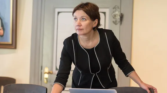 Pfarrerin Anne Burghardt bei der Arbeit im Konsistorium der Estnischen Evangelisch-Lutherischen Kirche in Tallinn. Foto: LWB/A. Hillert