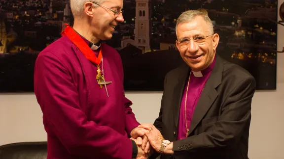 LWB-Präsident Younan (rechts) begrüsst den Erzbischof von Canterbury Welby in Jerusalem. © ELKJHL