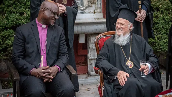 LWB-Präsident Erzbischof Dr. Panti Filibus Musa und Seine Heiligkeit der Ökumenische Patriarch Bartholomäus I. im Gespräch. Foto: LWB/A. S. Danielsson