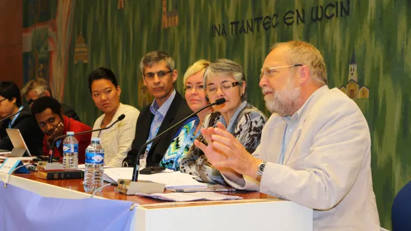 Der am 23. August 2015 verstorbene emeritierte Bischof Niels Henrik Arendt von der Evangelisch-Lutherischen Volkskirche in Dänemark (re.) bei einer Podiumsdiskussion im LWB-Rat am 14. Juni 2013. Foto: LWB/Maximilian Haas