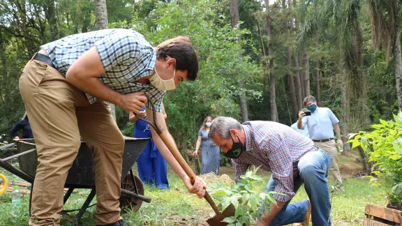 Romario Dohmann (l.) bei einer Baumpflanzung zum Auftakt des Projektes Crece Selva Misionerar. Foto: Prensa Barreto/IERP