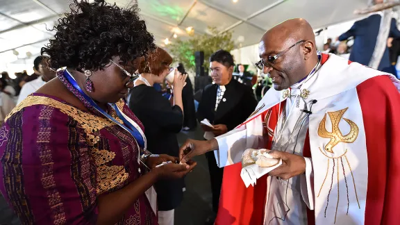 10. Mai 2017, Windhuk, Namibia: Bischof Ernst Gamxamub von der Evangelisch-Lutherischen Kirche in der Republik Namibia verteilt das Brot der Heiligen Kommunion während des Eröffnungsgottesdienstes der 12. LWB Vollversammlung. Foto: LWB/Albin Hillert